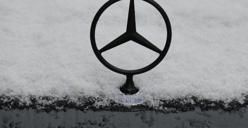شعار مرسيدس على الثلج
