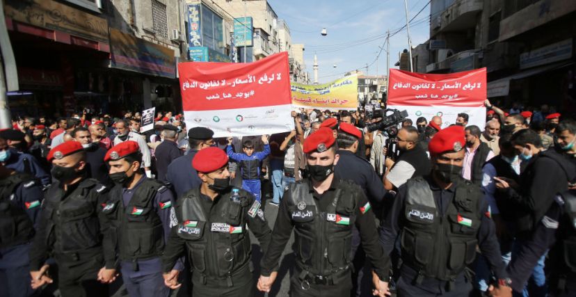 رجال الدرك في الأردن في مظاهرة احتجاجية