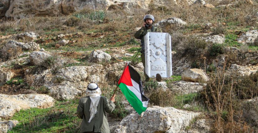مسن فلسطيني أمام جندي إسرائيلي