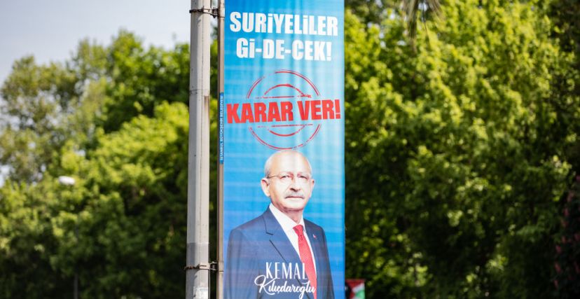 لافتة كتب عليها "سيغادر السوريون" لمرشح المعارضة كليجدار أوغلو في إسطنبول (Getty)