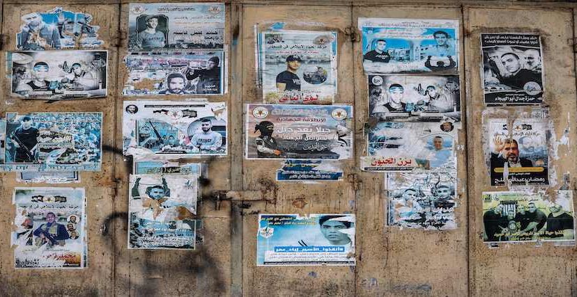ملصقات للشهداء على جدار في مخيم جنين