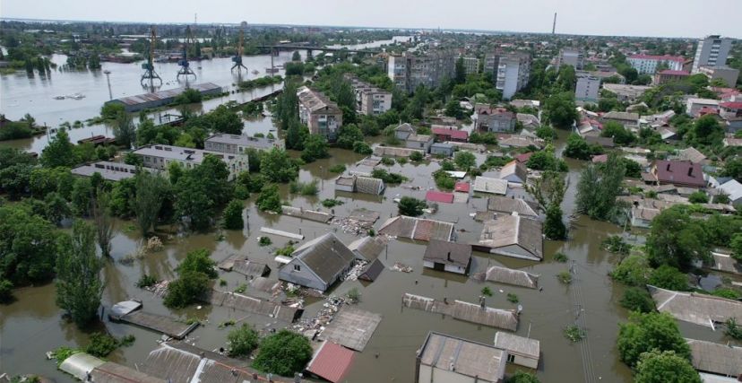 ينتظر العلماء الأوكرانيون أن تهدأ المياه قبل إجراء تقييم كامل للتأثير البيئي (GETTY)