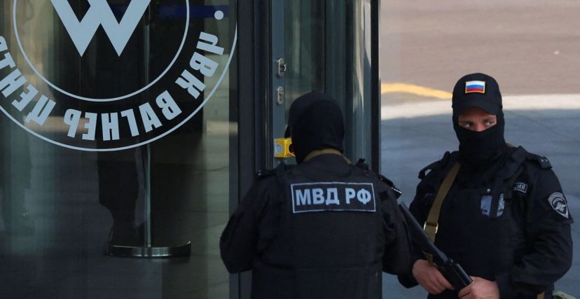 عناصر من جهاز الأمن الداخلي الروسي يحرسون المقر الرئيسي لفاغنر بسان بطرسبورغ (Reuters)