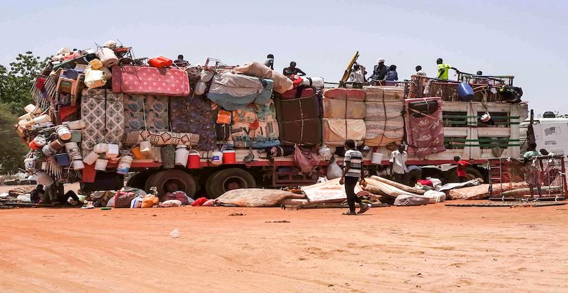 (Getty) شاحنة تنقل المدنيين الهاربين من اشتباكات السودان