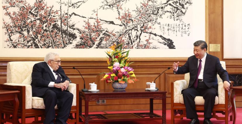 وصف الرئيس الصيني شي جينبينغ وزير الخارجية الأمريكي السابق هنري كيسنجر بأنه الصديق القديم (GETTY)