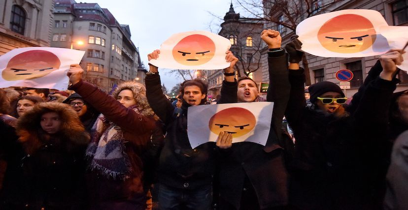 (Getty) طلاب يحملون رمز الغضب في بودابست