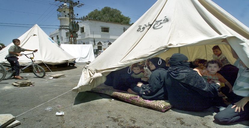 فلسطينيون في مخيم رفح قرب الحدود مع مصر عام 2001