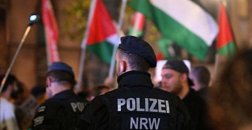 علم فلسطيني ورجل شرطة ألماني