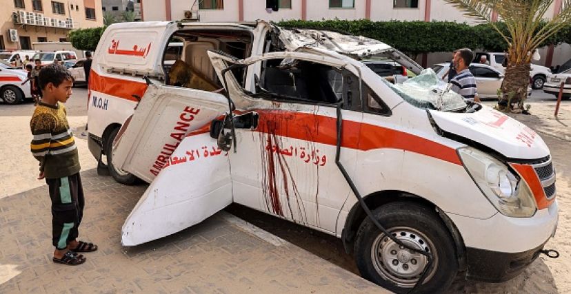 سيارة اسعاف مدمرة في قطاع غزة