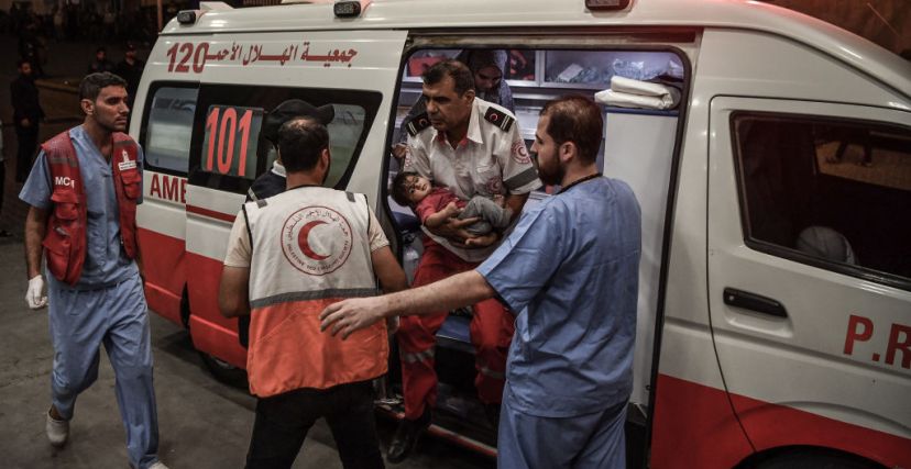 مسعف يحمل طفل رضيع بعد غارة إسرائيلية على خان يونس