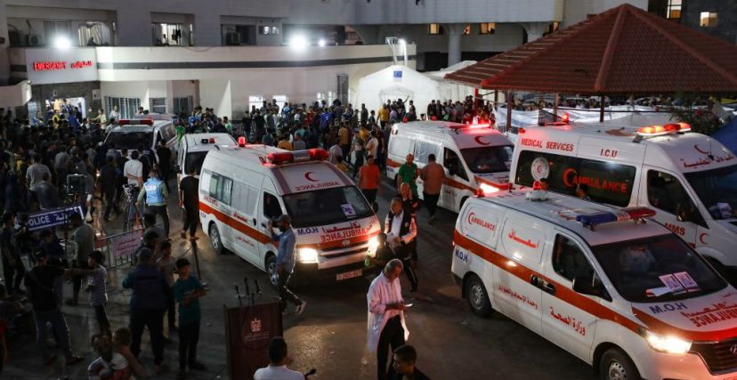 سيارات إسعاف تحمل ضحايا الغارات الإسرائيلية