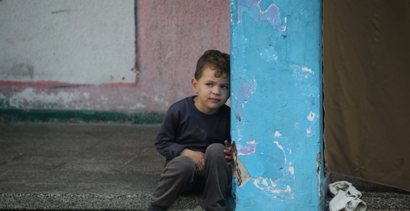 طفل فلسطيني في مدرسة تابعة لوكالة الأونروا نزح إليها سكان غزة