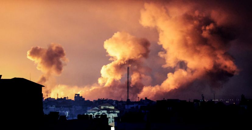 دخان يتصاعد بعد قصف إسرائيلي عنيف وغير مسبوق على قطاع غزة