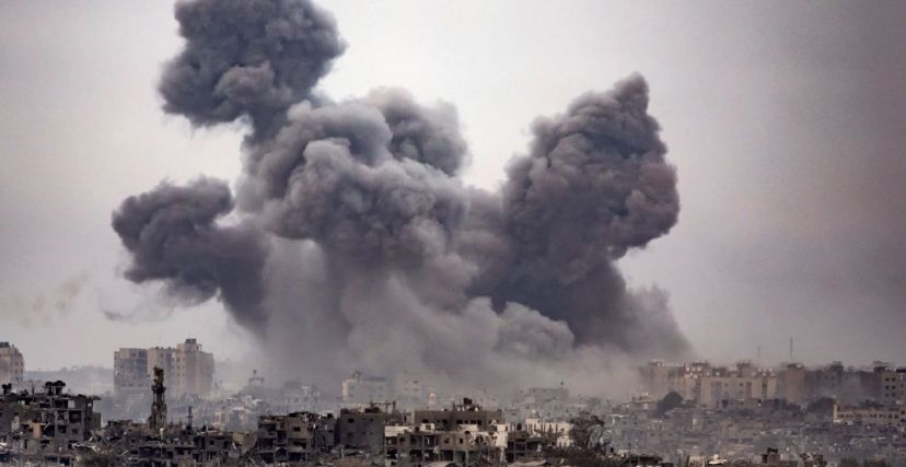 دخان يتصاعد بعد غارة إسرائيلية على قطاع غزة