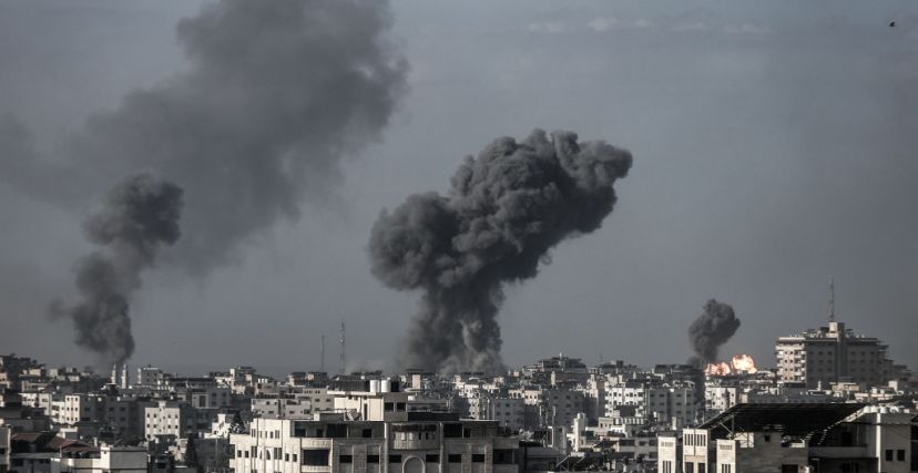 دخان يتصاعد جراء القصف الإسرائيلي على قطاع غزة