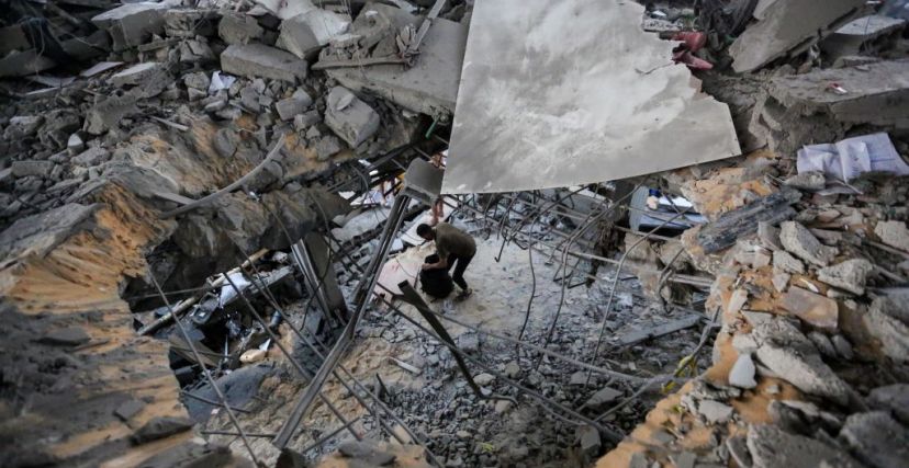 مبنى دمّرته الغارات الإسرائيلية في خان يونس جنوب غزة