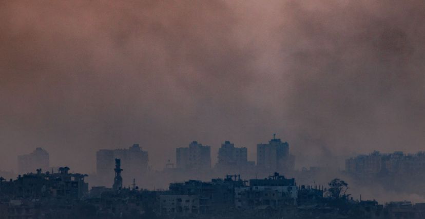دخان يتصاعد جراء القصف الإسرائيلي العنيف والمكثف على قطاع غزة