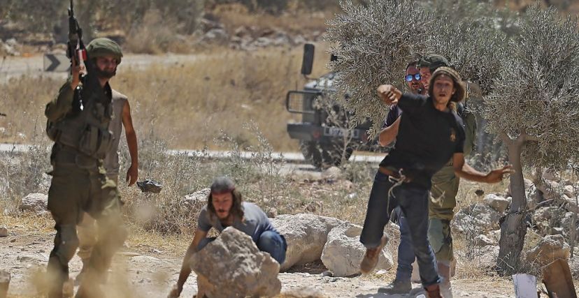 المستوطنون الإسرائيليون والجيش الإسرائيلي والاعتداء على الضفة الغربية