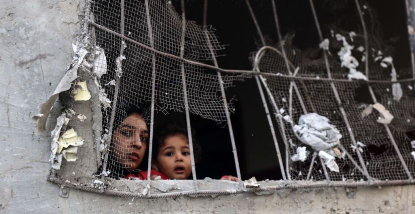 طفلان فلسطينيان تعرض منزلهما للقصف