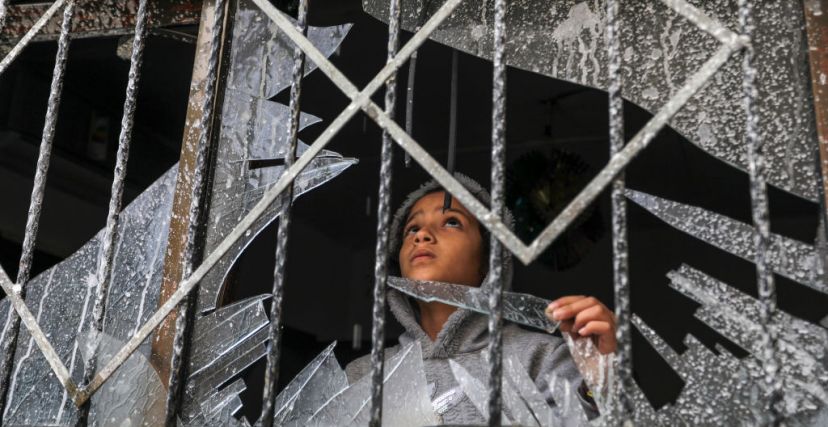 طفل يتأمل الدمار الذي خلّفته الغارات الإسرائيلية