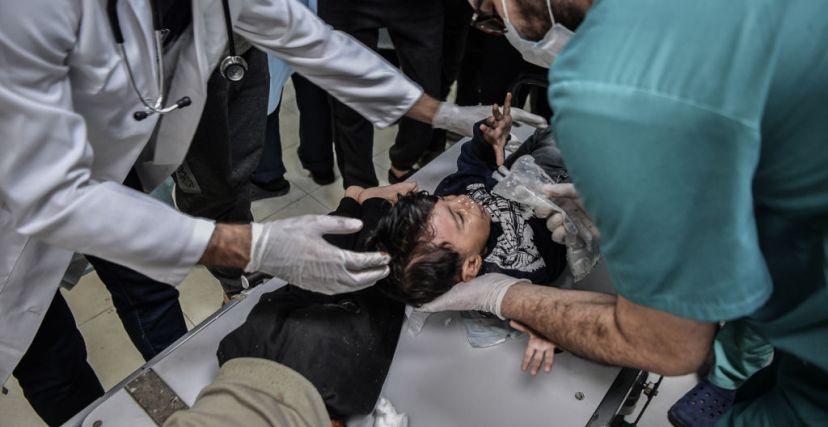 طفل مصاب يتلقى العلاج في مستشفى ناصر جنوب غزة