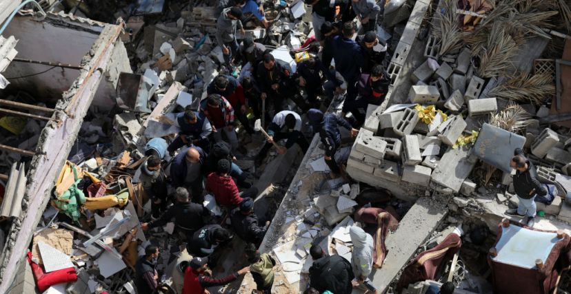 فلسطينيون ينتشلون جثامين ضحايا غارة إسرائيلية