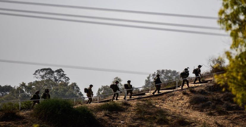 جنود من جيش الاحتلال على تلة تطل على مناطق شمال غزة