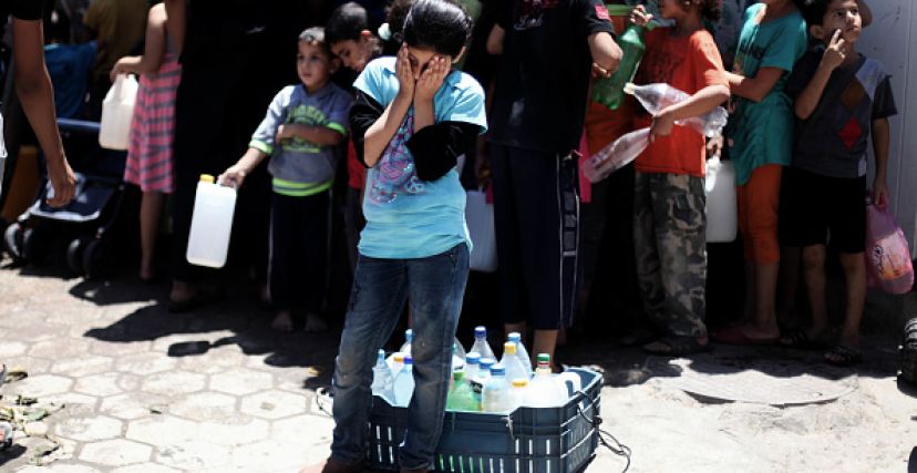 طفلة فلسطينية تنتظر دورها للحصول على الماء