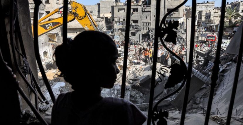 فتاة فلسطينية تنظر إلى الدمار الذي خلّفه القصف الإسرائيلي