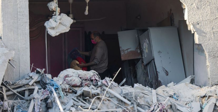 رجل فلسطيني تعرّض بيته للقصف في رفح جنوب قطاع غزة