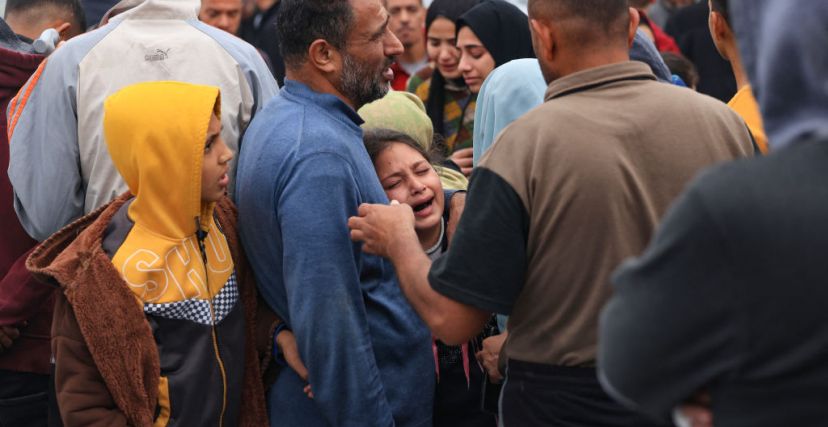 طفلة تبكي بعد فقدانها أحد أفراد أسرتها جراء القصف الإسرائيلي