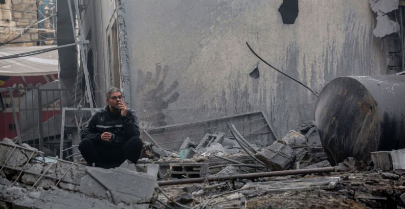 فلسطيني يتأمل الدمار الذي خلّفه القصف الإسرائيلي على خان يونس