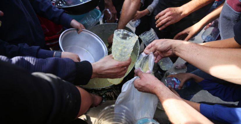 تحرم "إسرائيل" سكان قطاع غزة من الماء والطعام منذ أكثر من شهرين (GETTTY)