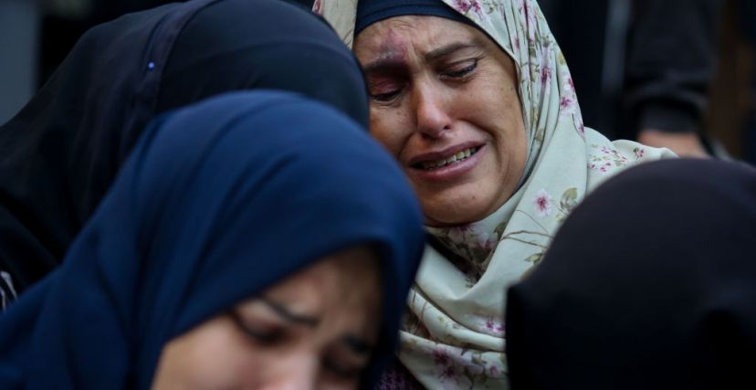 نساء يبكين أفراد عائلاتهن الذين استشهدوا جراء القصف الإسرائيلي