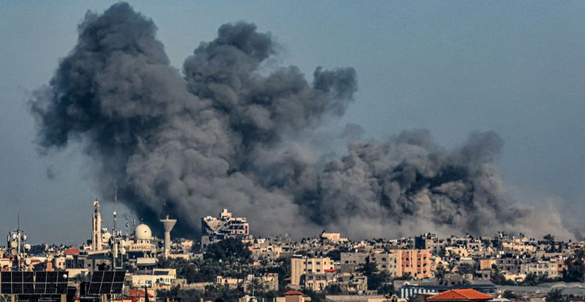 دخان يتصاعد إثر القصف الإسرائيلي على قطاع غزة