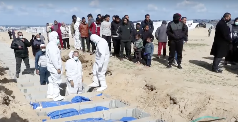  دفن جثامين 100 شهيد سرقتها قوات الاحتلال