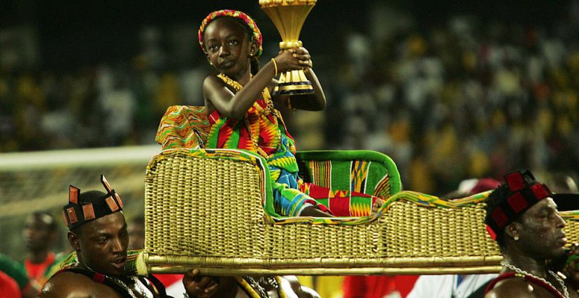 طفل يحمل كأس امم أفريقيا