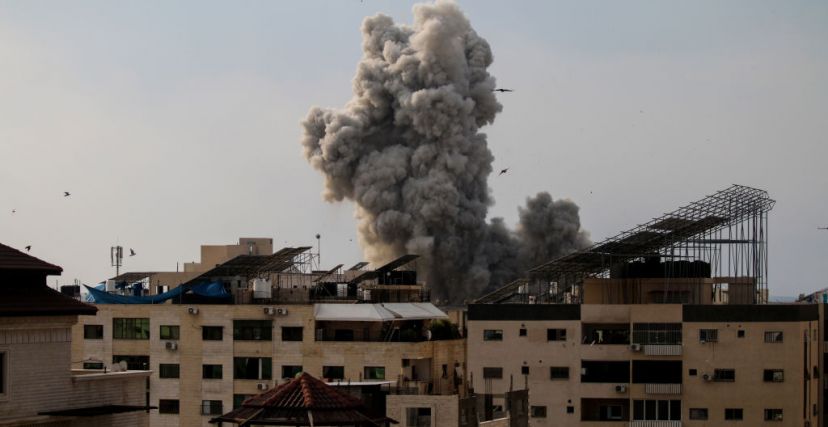 بالموازاة مع تقدم المفاوضات للوصول إلى هدنة، يستمر العدوان على غزة (GETTY)