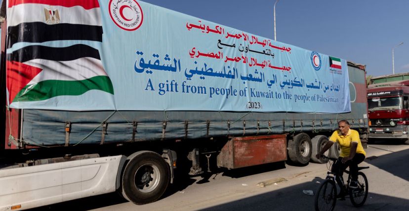 شاحنة مساعدات إنسانية تنتظر عند معبر رفح (GETTY)