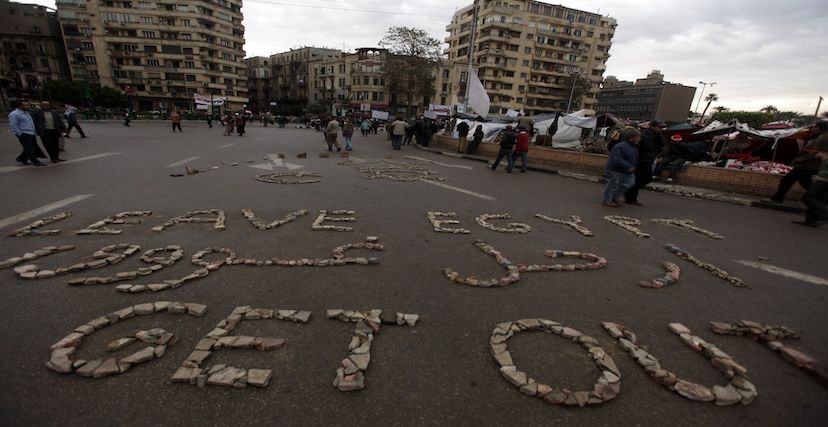 (Getty) كتابات بالحجارة في ميدان التحرير عام 2011