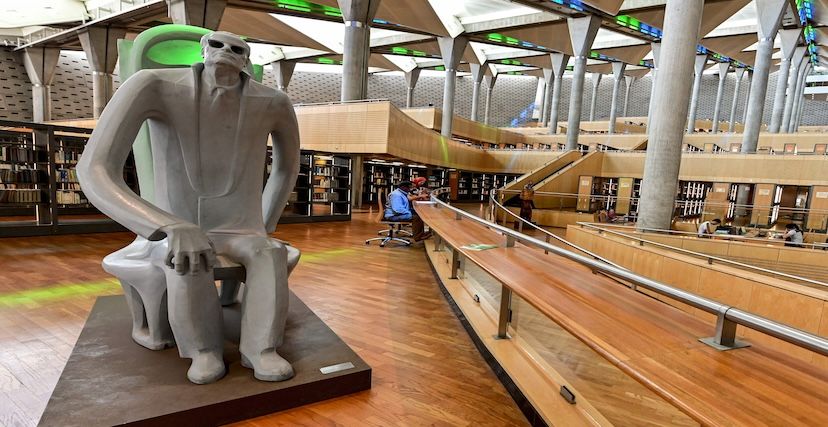 تمثال طه حسين في مكتبة الإسكندرية