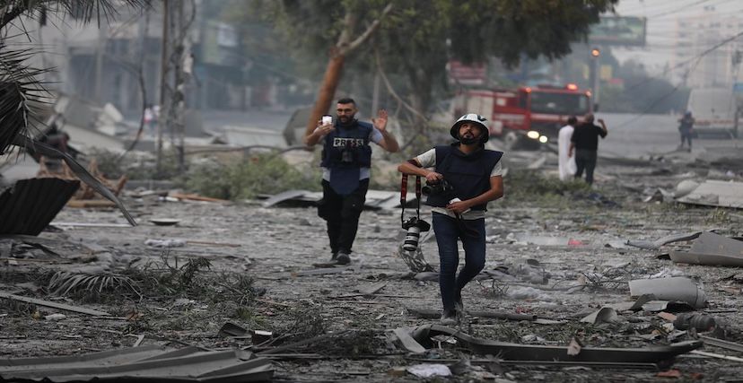 صحفيون في منطقة دمرتها الغارات الجوية الإسرائيلية في غزة