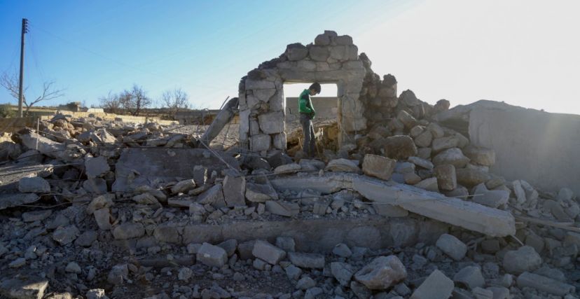 آثار الدمار الذي خلّفه قصف قوات النظام على مدينة أرمناز بمحافظة إدلب أواخر 2023