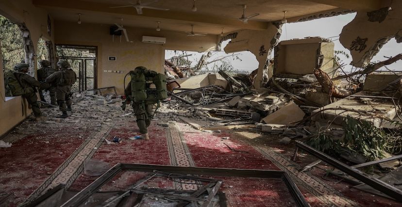 جنود اسرائيليون في منزل مدمر في غزة 2024