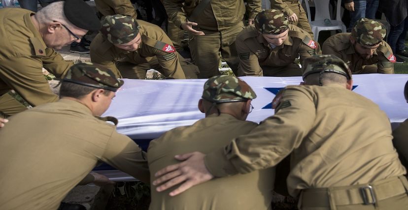دفن جندي إسرائيلي قُتل أثناء المعارك مع المقاومة الفلسطينية