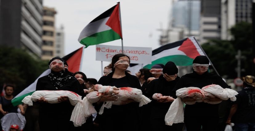 نساء في البرازيل يحملن دمى ترمز إلى قتل الأطفال في غزة