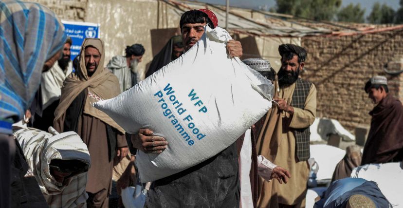 أفغاني يحمل كيس دقيق في قندهار
