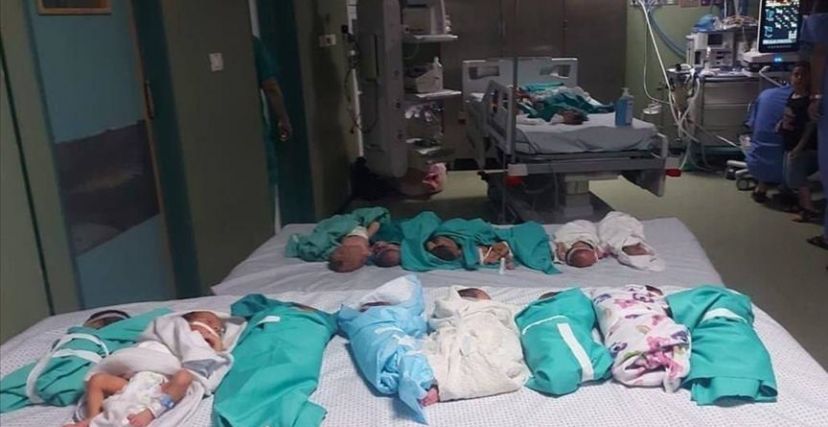 تم إجلاء الأطفال الخُدج بعد حصار القوات الإسرائيلية لمجمع الشفاء الطبي (الأناضول)