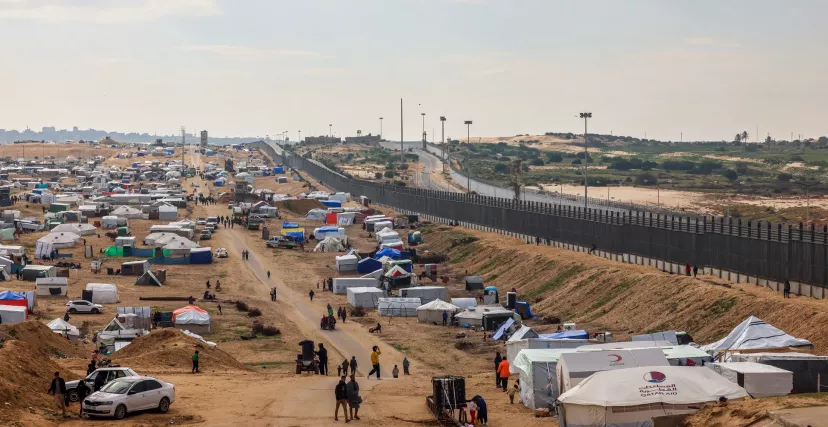 خيام للنازحين الفلسطينيين على السياج الحدودي بين غزة ومصر (AFP) 