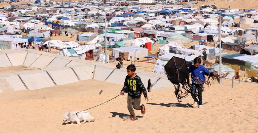نازحون في رفح قرب الحدود المصرية (رويترز)